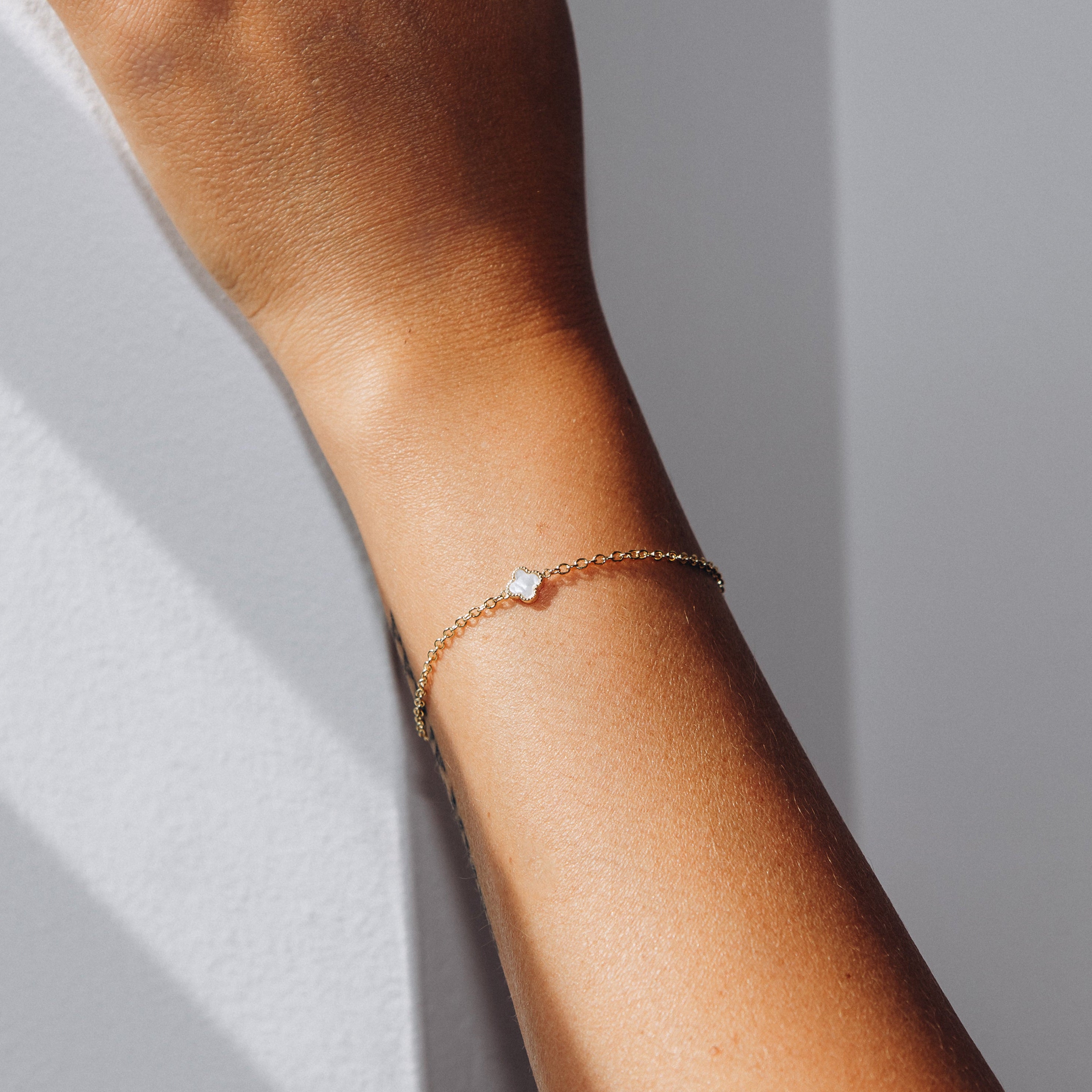 Bracelet trèfle blanc ( Doré )