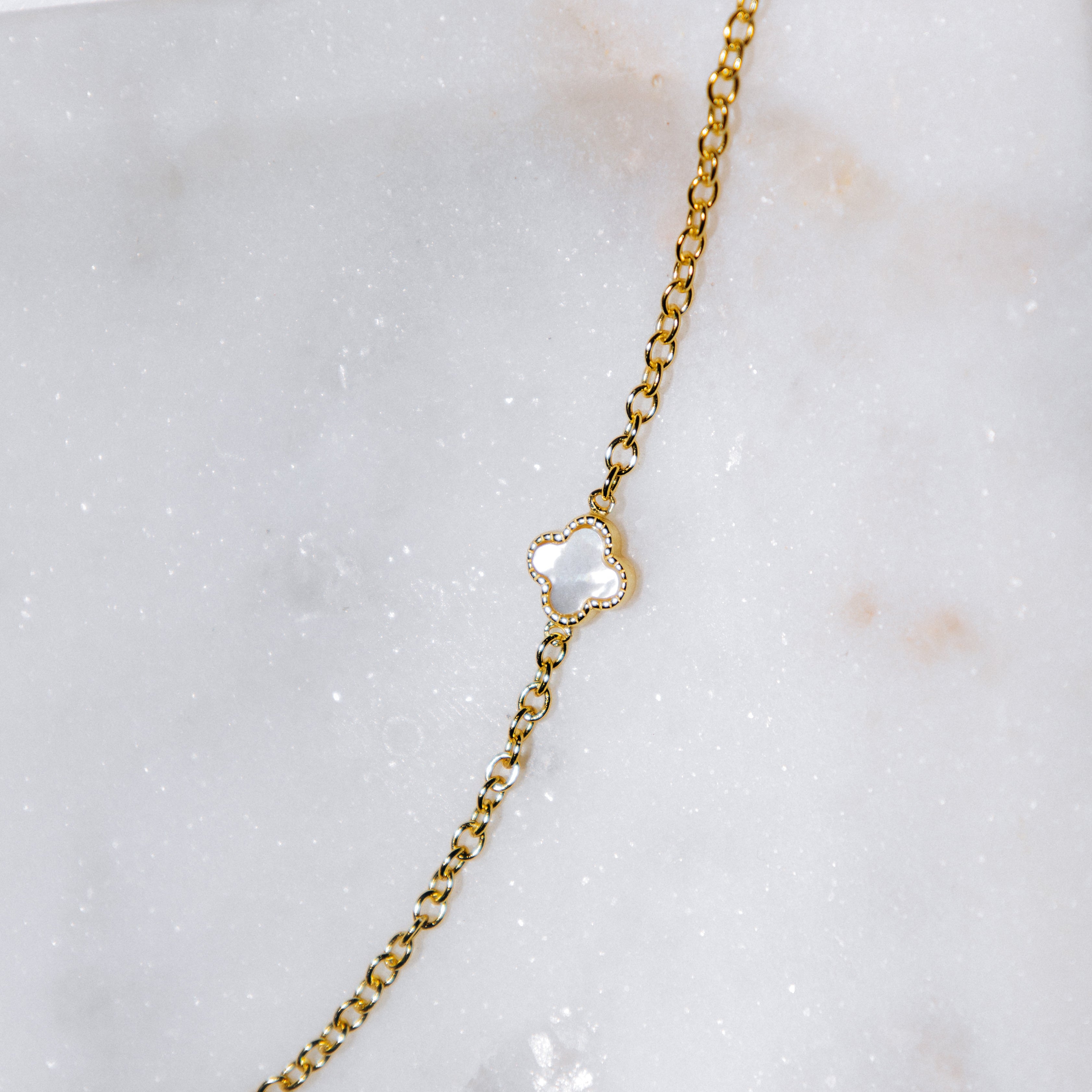 Bracelet trèfle blanc ( Doré )